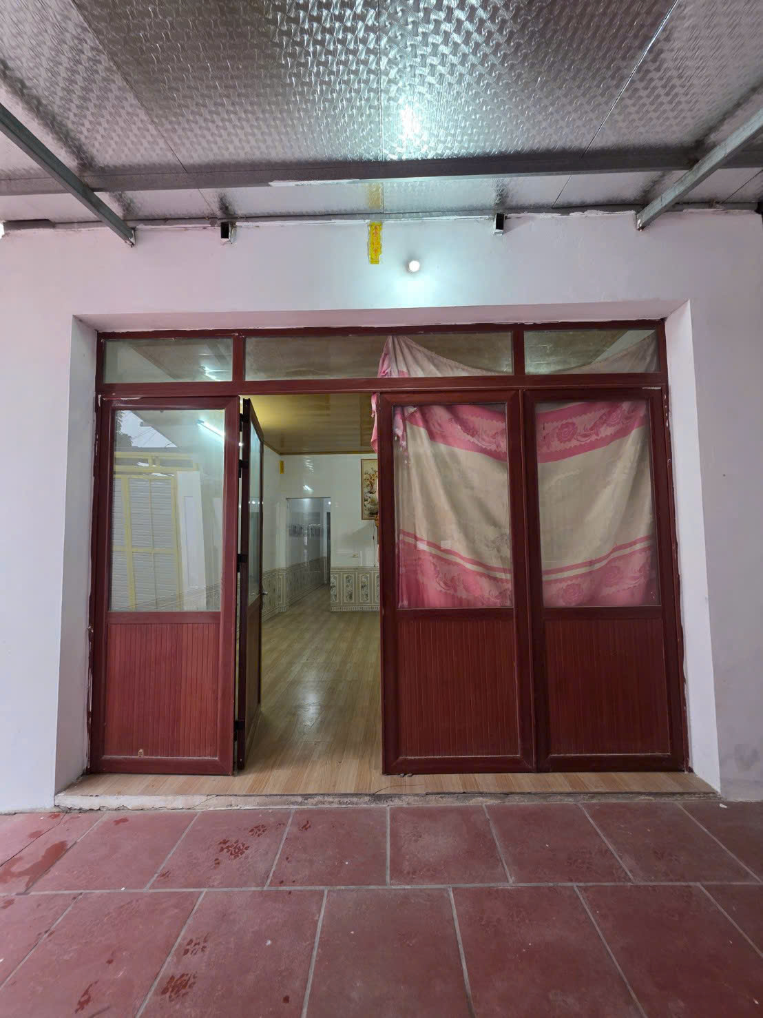 Mặt tiền và lối vào nhà